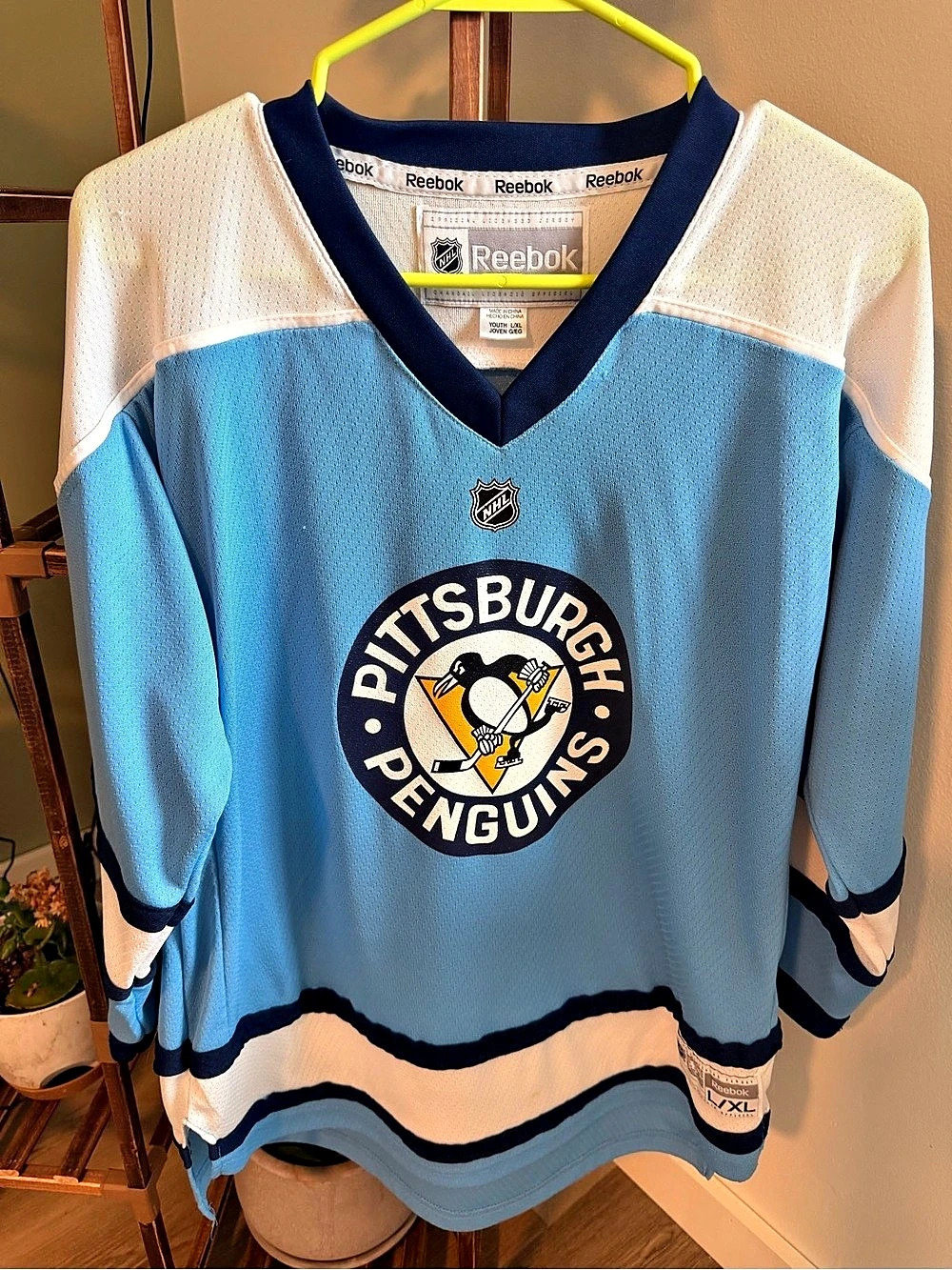 Reebok Pittsburgh Penguins NHL Jersey Youth L/XL Blue & White Winter Classic